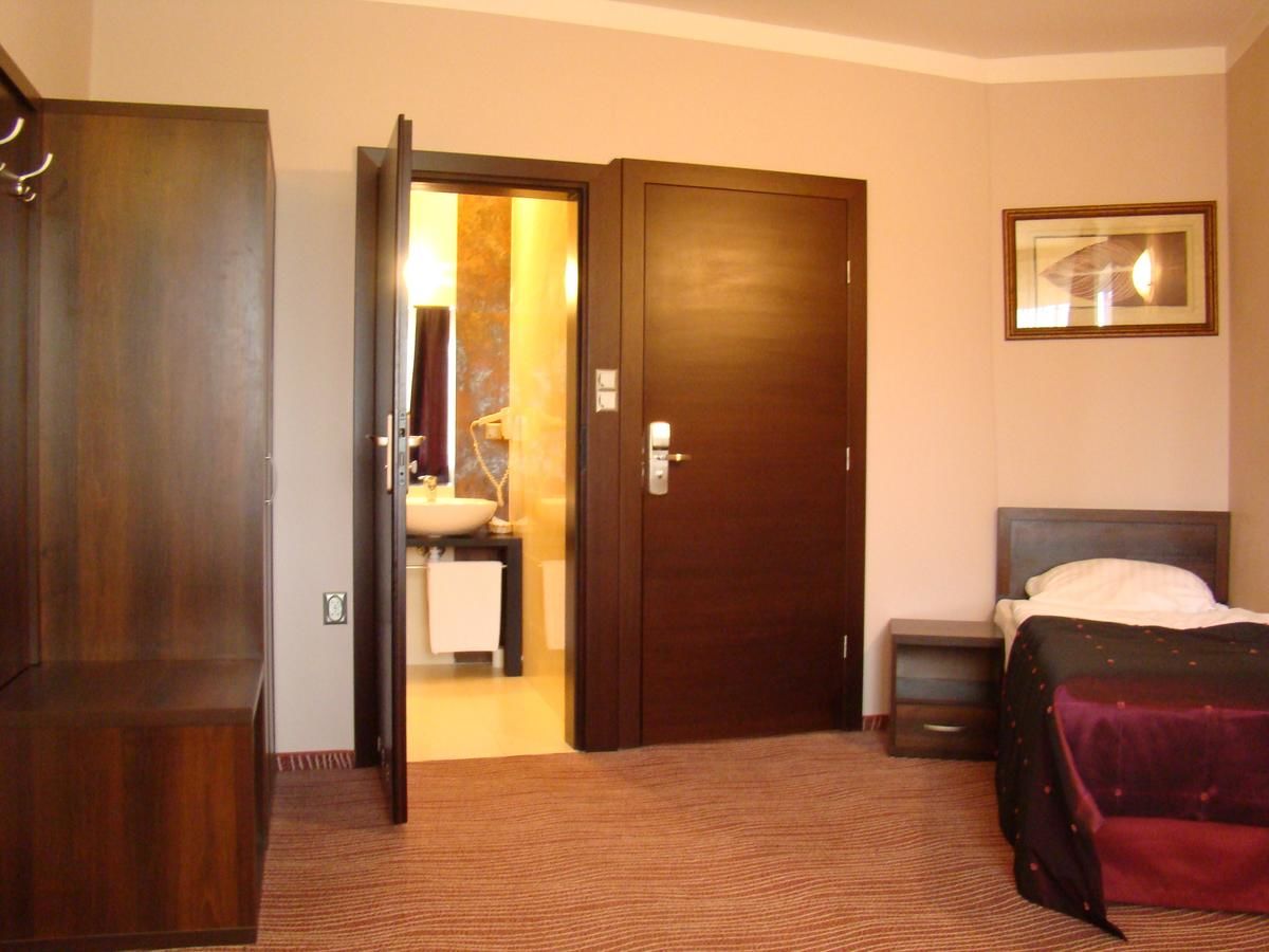 Отель Hotel Azalia & Spa Неполомице-35